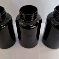 PET CONTAINERS AND PLASTIC LIDS COLORED IN BLACK WITH CARBON-FREE MASTERBATCHES